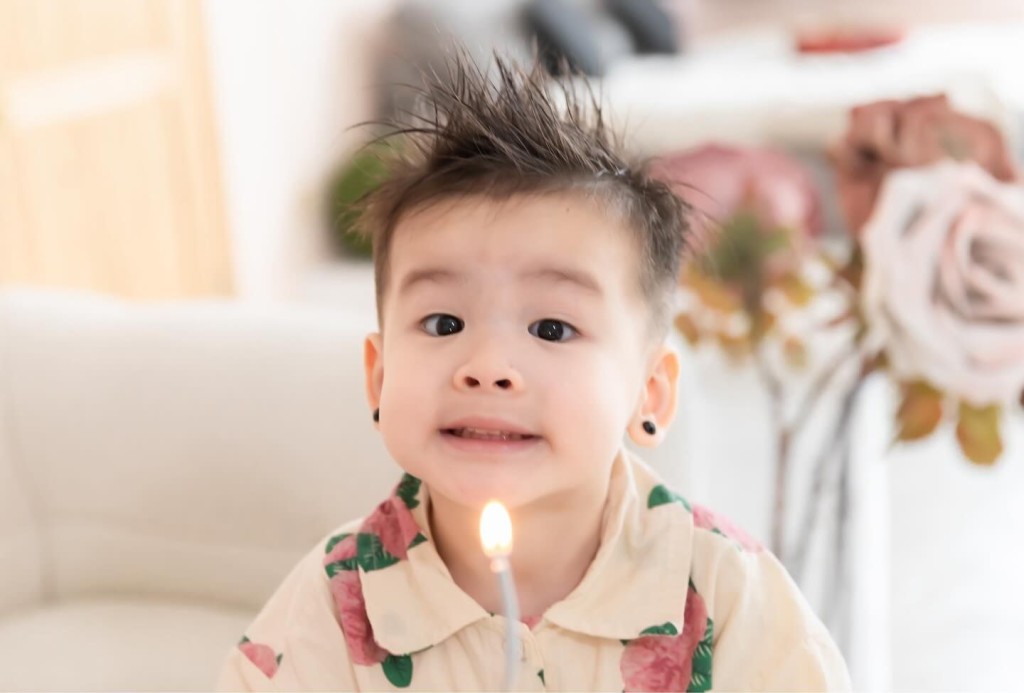 楊洛婷的兒子搶著吹生日蠟燭。