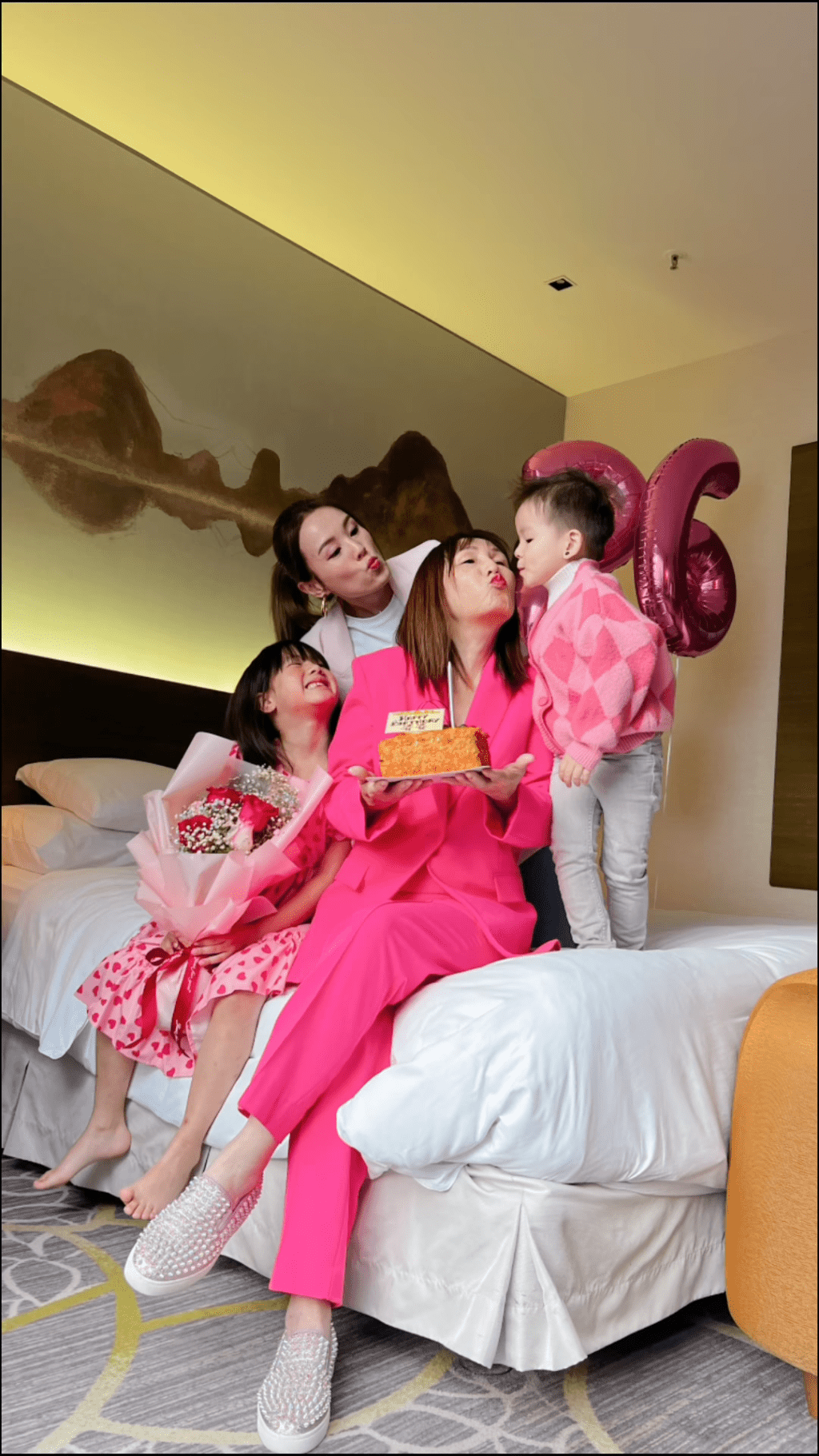 楊洛婷為母親慶祝生日。
