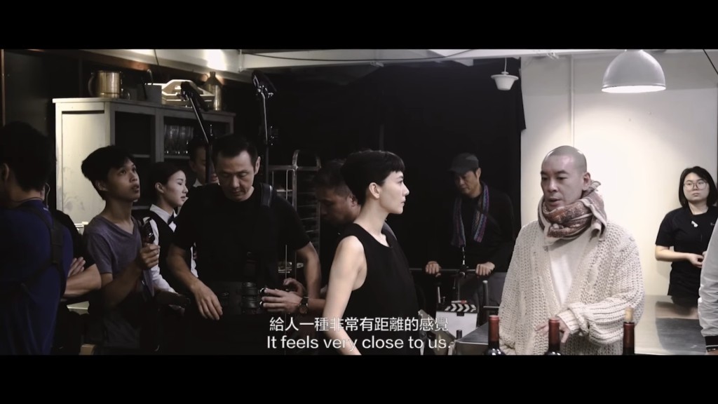 導演麥浚龍在片場與演員溝通,試圖拉近這個獨特世界與觀眾的距離。