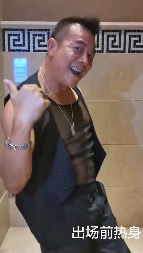 他經常透過抖音平台與粉絲分享近況。