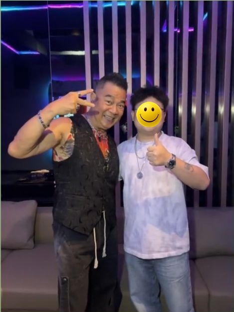 吳毅將近日登台時,與觀眾拍攝合照。(小紅書)