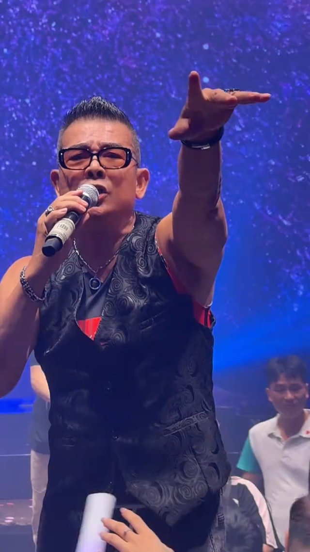 吳毅將投入地演唱劉德華的歌曲《暗裡著迷》。