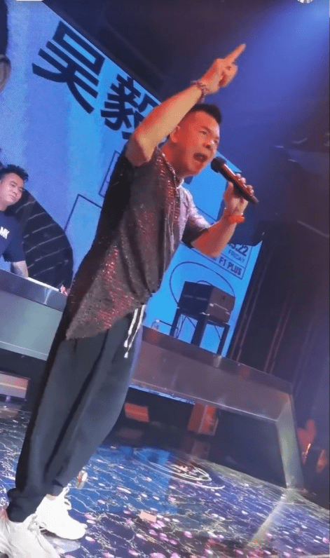 表演期間,吳毅將忽然目露凶光,指着台下觀眾大罵。