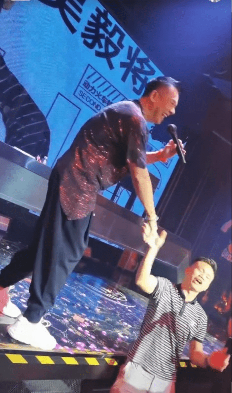 吳毅將隨後露出燦爛笑容,原來整個「發惡」過程都是表演。