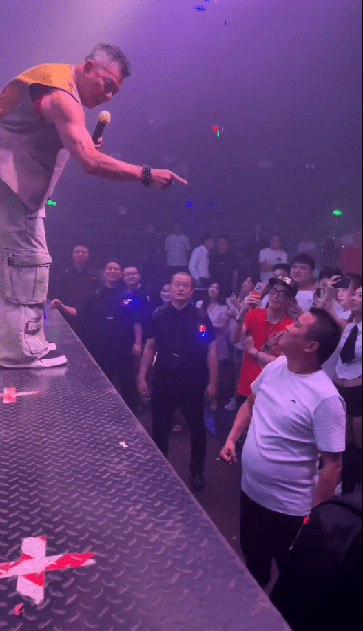 吳毅將樣子兇惡,但觀眾看得很開心。