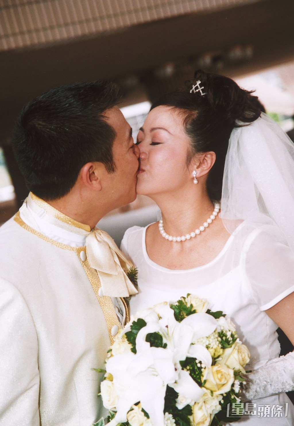 吳毅將於2003年娶唐麗球為妻。