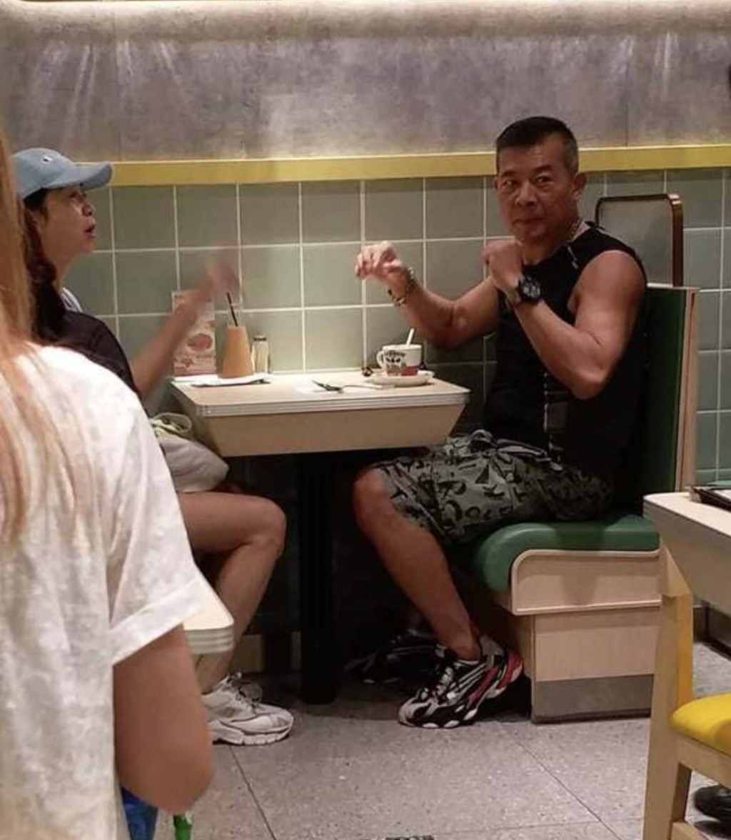 唐麗球與老公光顧茶餐廳,其一雙纖瘦長腿獲網民大讚保養得宜。