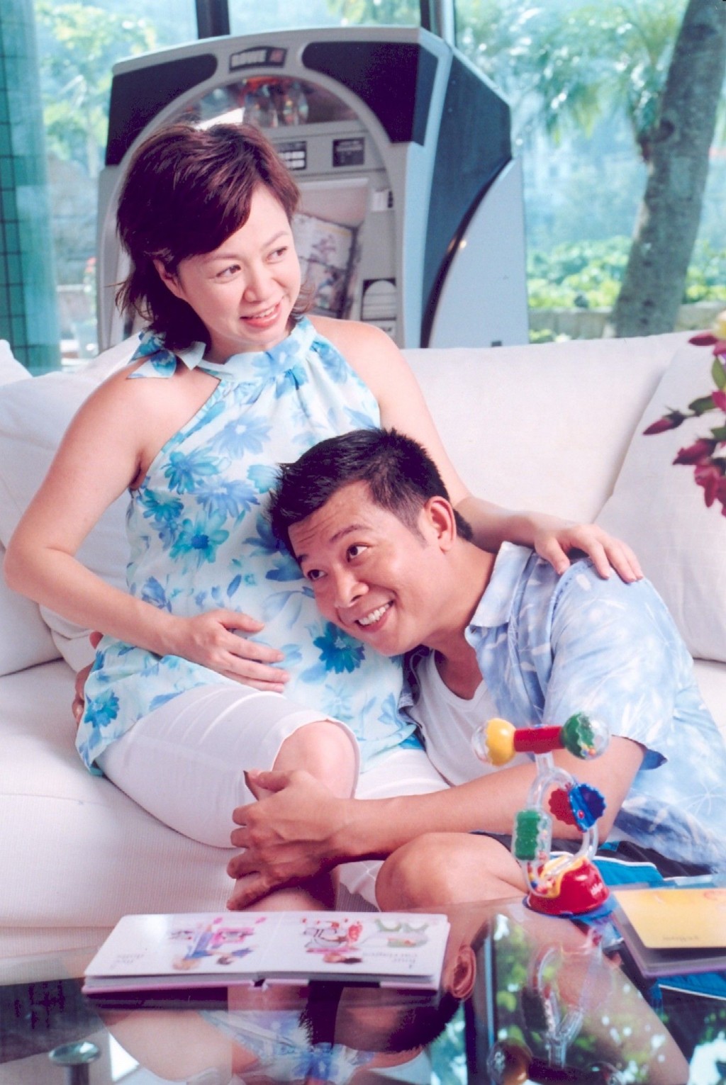 唐麗球為丈夫吳毅將誕下一名女兒。