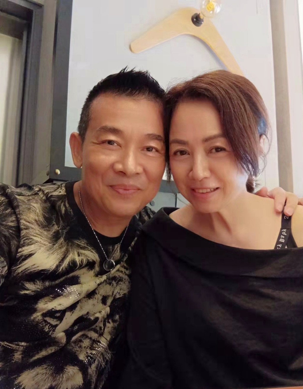 吳毅將的太太唐麗球自婚後逐漸淡出幕前。