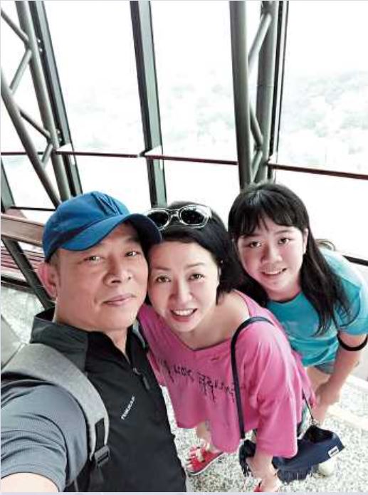 吳毅將的女兒長得亭亭玉立。