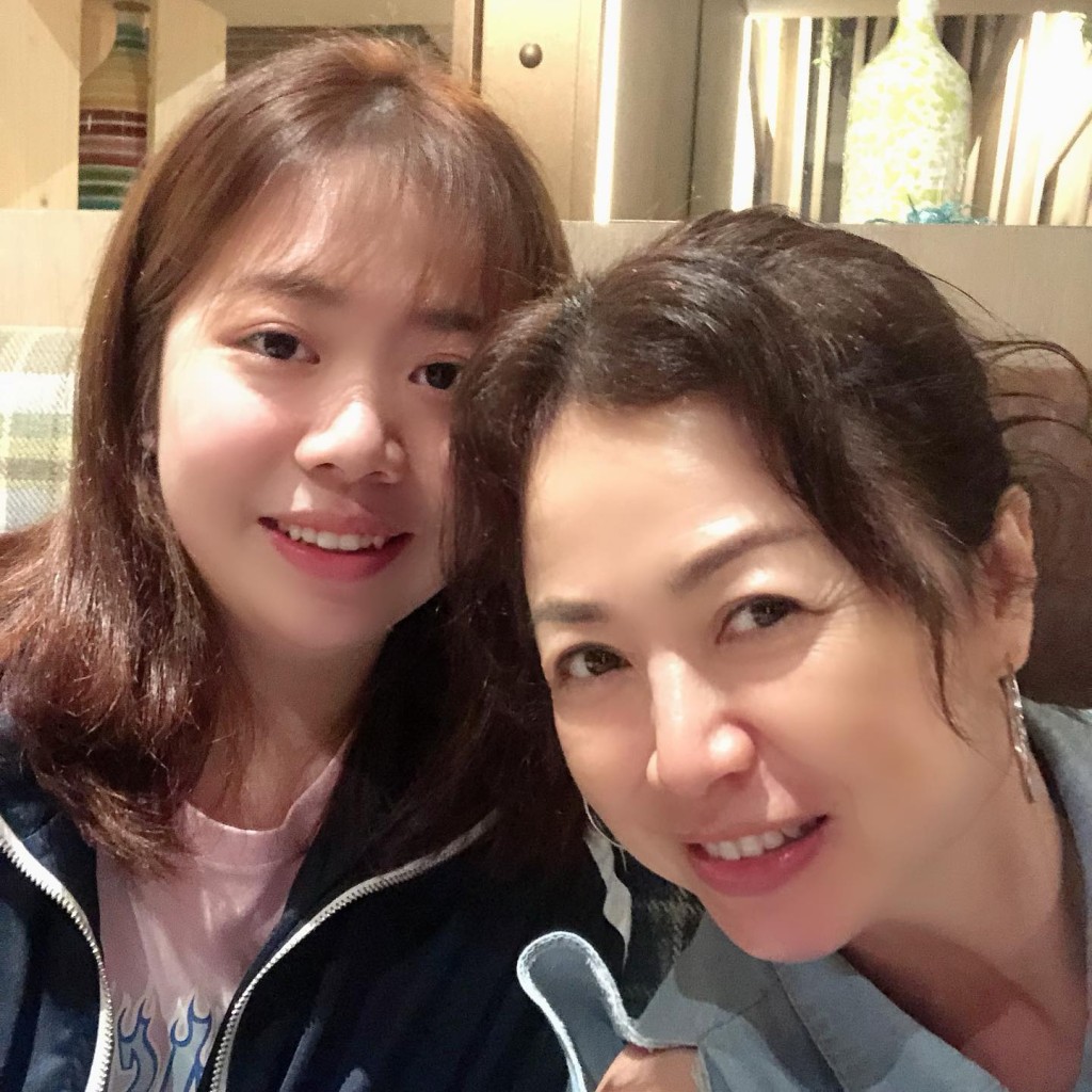 唐麗球的女兒長相與媽媽如同餅印。