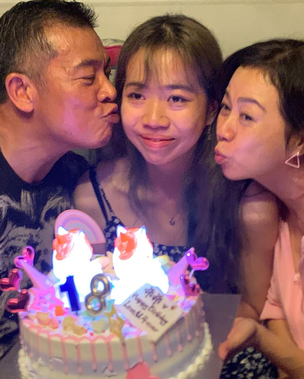 吳毅將夫婦為女兒慶祝生日。