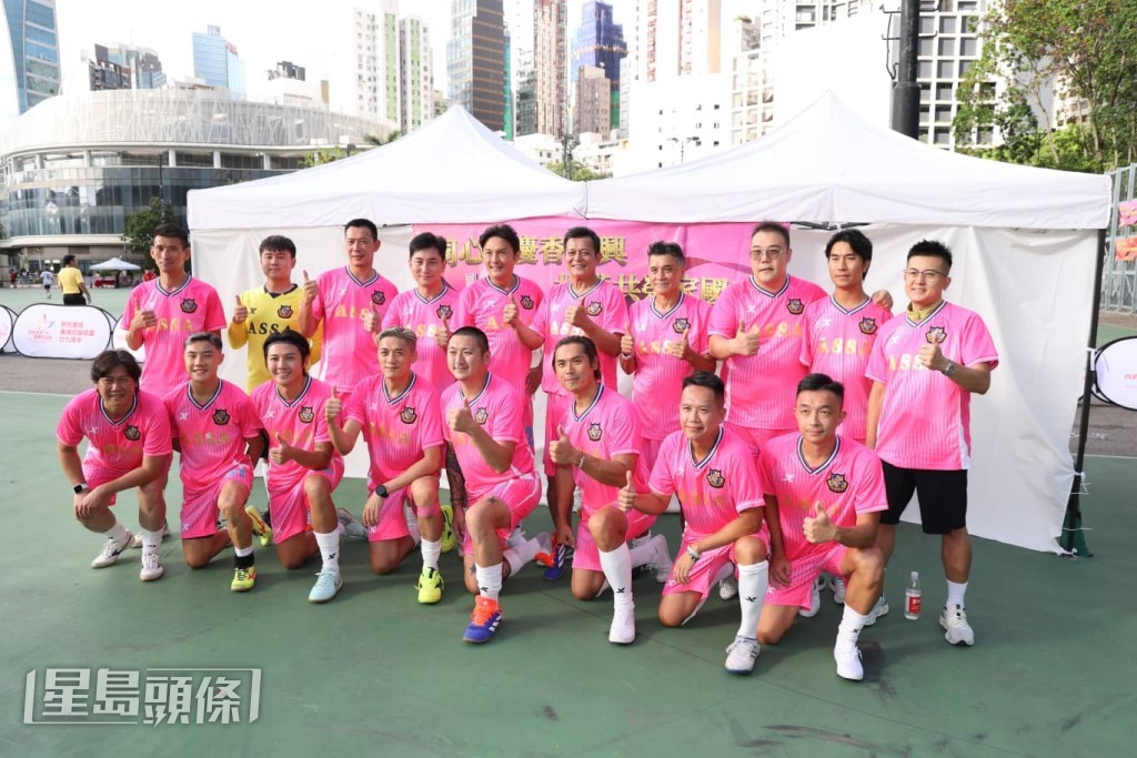 為慶祝香港回歸祖國二十九周年,維園舉行了一場明星足球隊與紀律部隊的友誼賽。