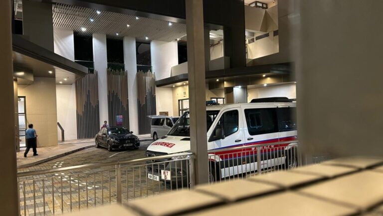 觀塘紀律部隊宿舍八旬男住戶墮平台 送院搶救後不治