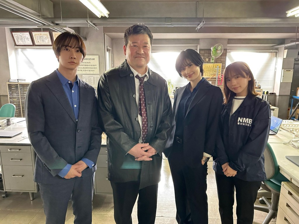 佐藤二朗公司發聲明,解釋3月22日拍攝首集時,佐藤因對手戲需要,手指不慎觸碰了橋本愛的下巴。