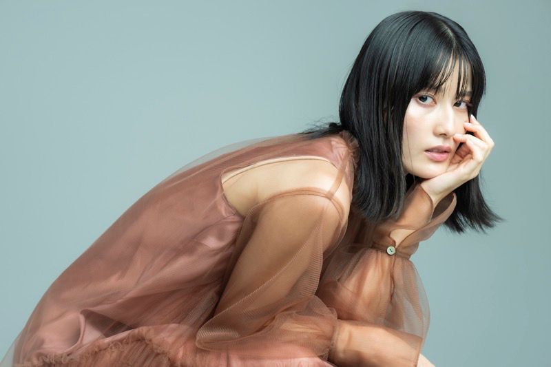 佐藤二朗被指在首集的車內戲中,觸碰了橋本愛(圖)的下巴。