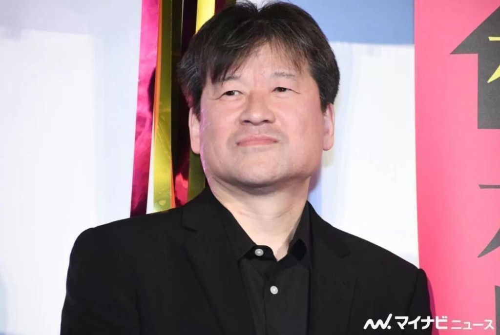 佐藤二朗(圖)被指在劇集首集的車內戲中,觸碰了橋本愛的下巴。