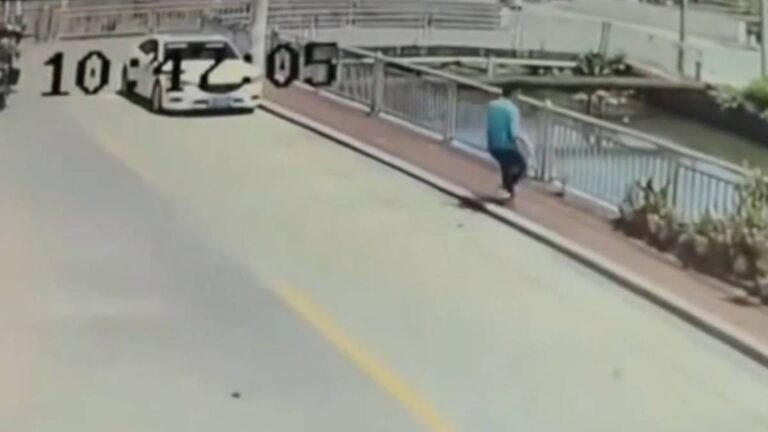 內地男街頭將幼童拋入河中 途經中年男子跳水救人