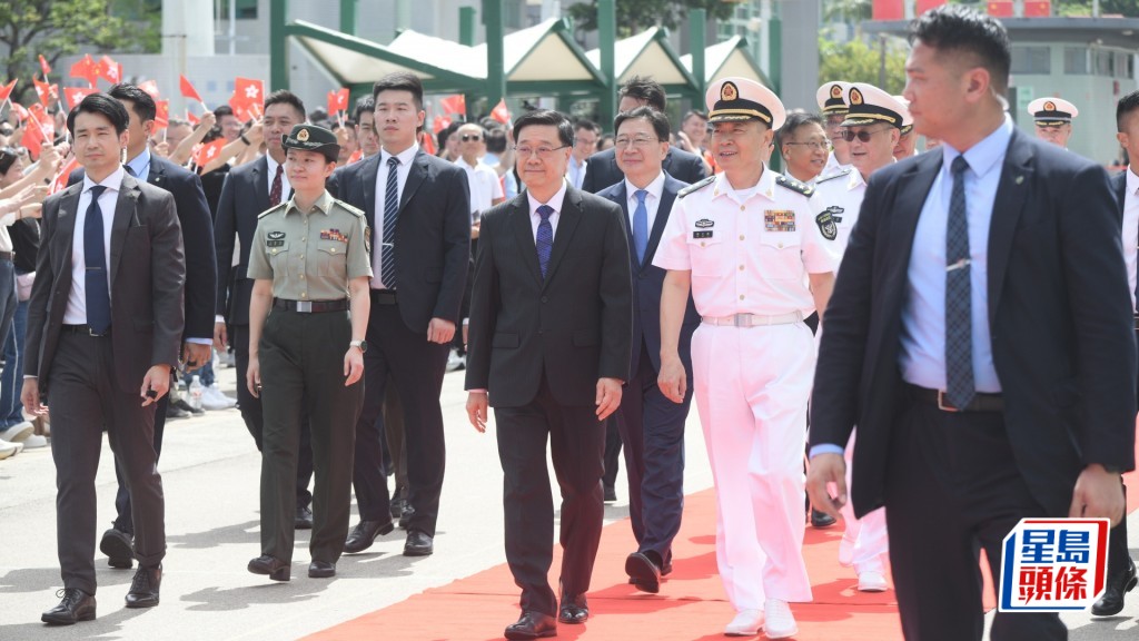 解放軍南寧艦衡陽艦編隊抵港 李家超:艦艇開放是生動愛國教育課