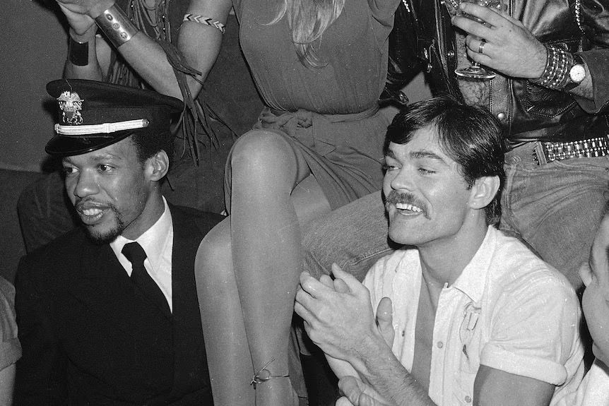 1977年,Victor Willis(左)獲法國監製Jacques Morali賞識,參與創立Village People。