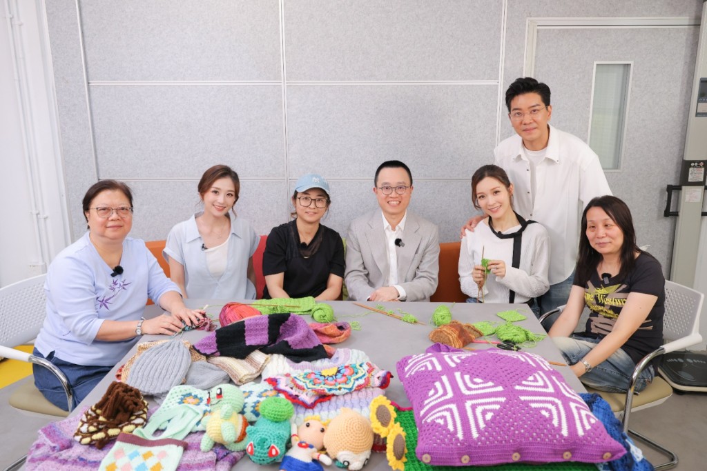 除了訪談,黎諾懿還安排編織導師(左三)教授技術,並有醫生(左四)分享照顧重症肌無力症患者的心得。