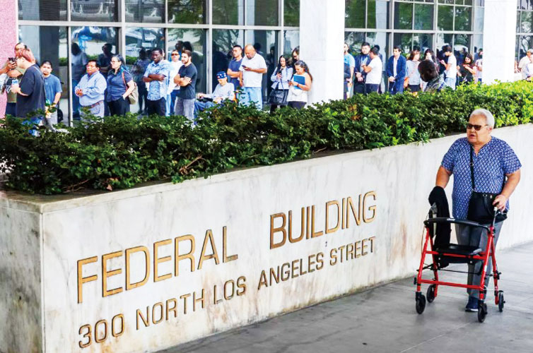 國土安全部加速案件審理，導致許多移民被安排在同時間進行法院聽證。 洛杉磯時報