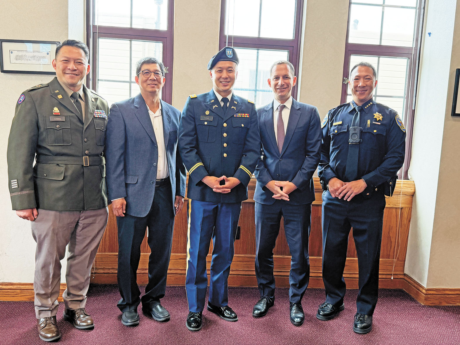 王兆倫(中)晉升加州陸軍國民警衛隊上尉後,與(左起)加州陸軍國民警衛隊上校Alfred Chang、父親、市長羅偉及三藩市警察局長劉力一合影。記者蘇婕雅攝