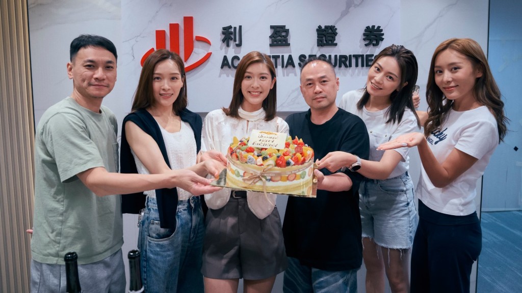 《慾望寄生》導演吳家偉、李佳芯、監製伍健雄、關嘉敏、何珮瑜一同為余香凝（左三）送上生日驚喜。