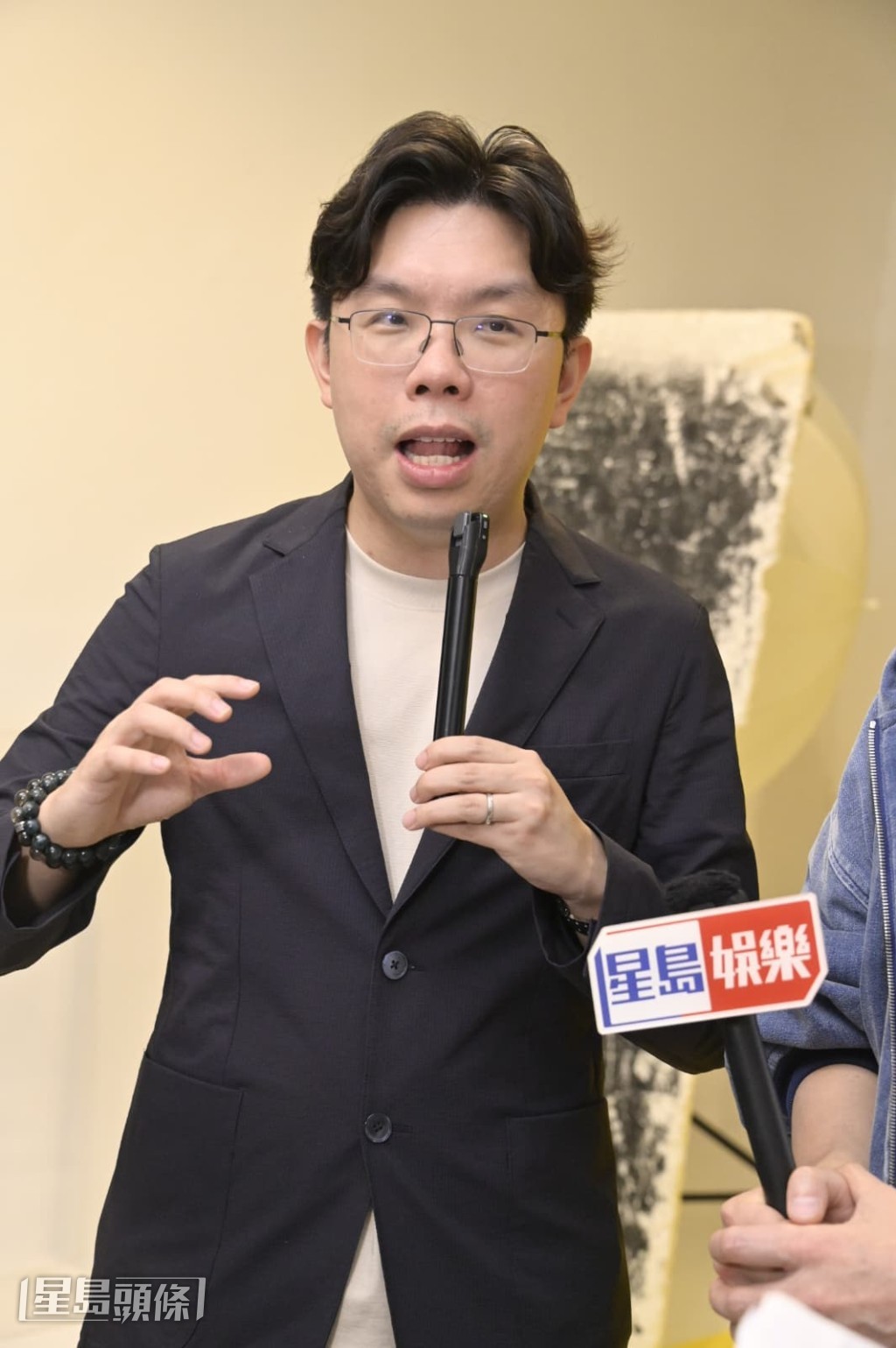 沈慧林於回歸紀念日獲頒太平紳士,當日與家人慶祝並做義工。