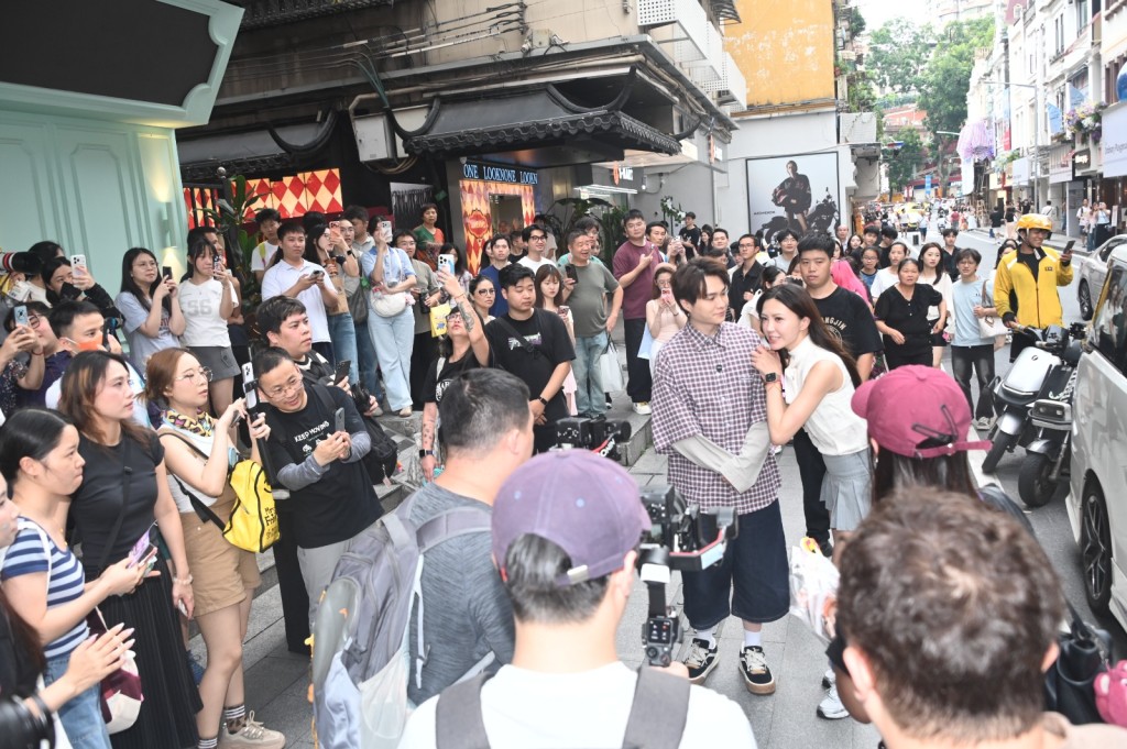 胡鴻鈞與吳若希現身廣州街頭,向市民派發演唱會宣傳單張及玩遊戲。