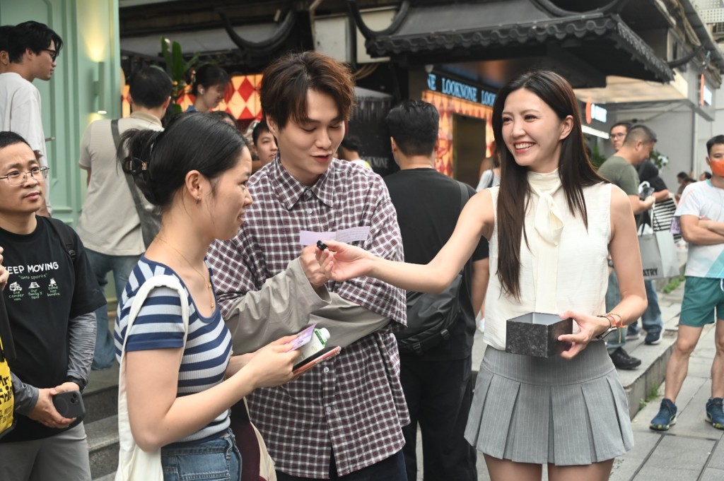 他們的亮相在街頭引起熱烈反應。