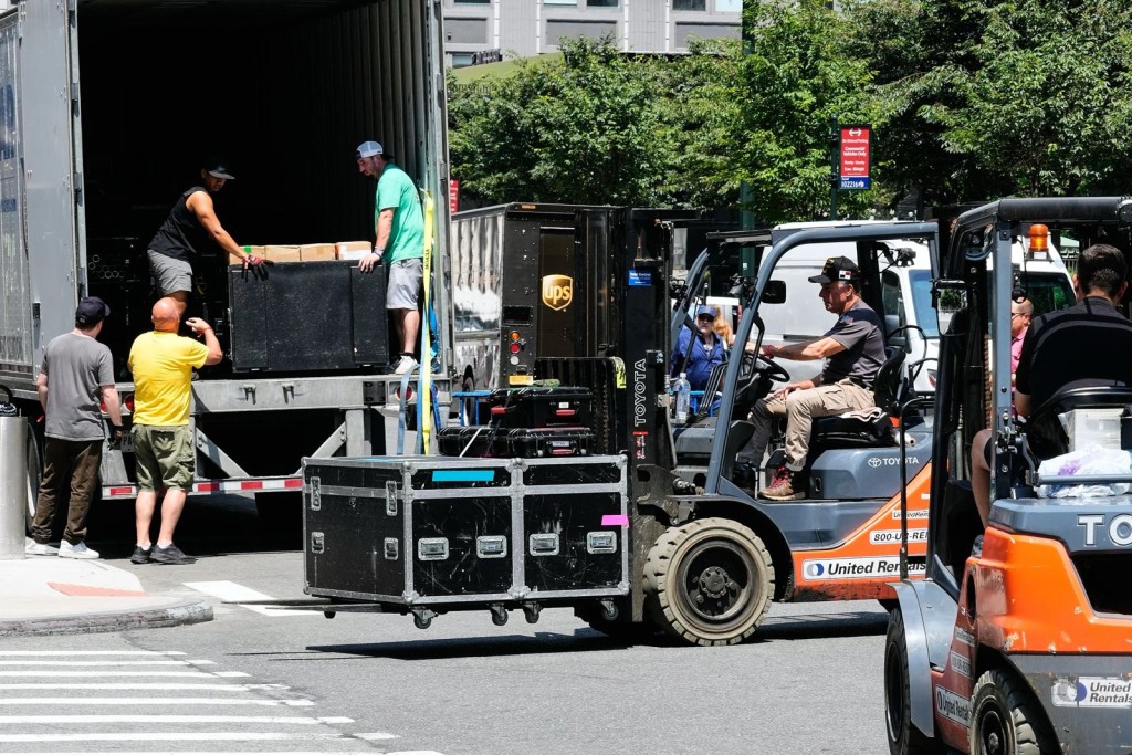 連日來，MSG場外有大批貨車忙於運送婚禮所需物資。