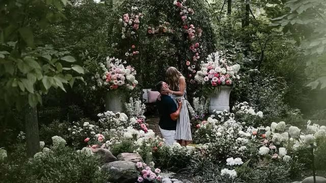 Taylor Swift與Travis Kelce於去年8月宣布訂婚。