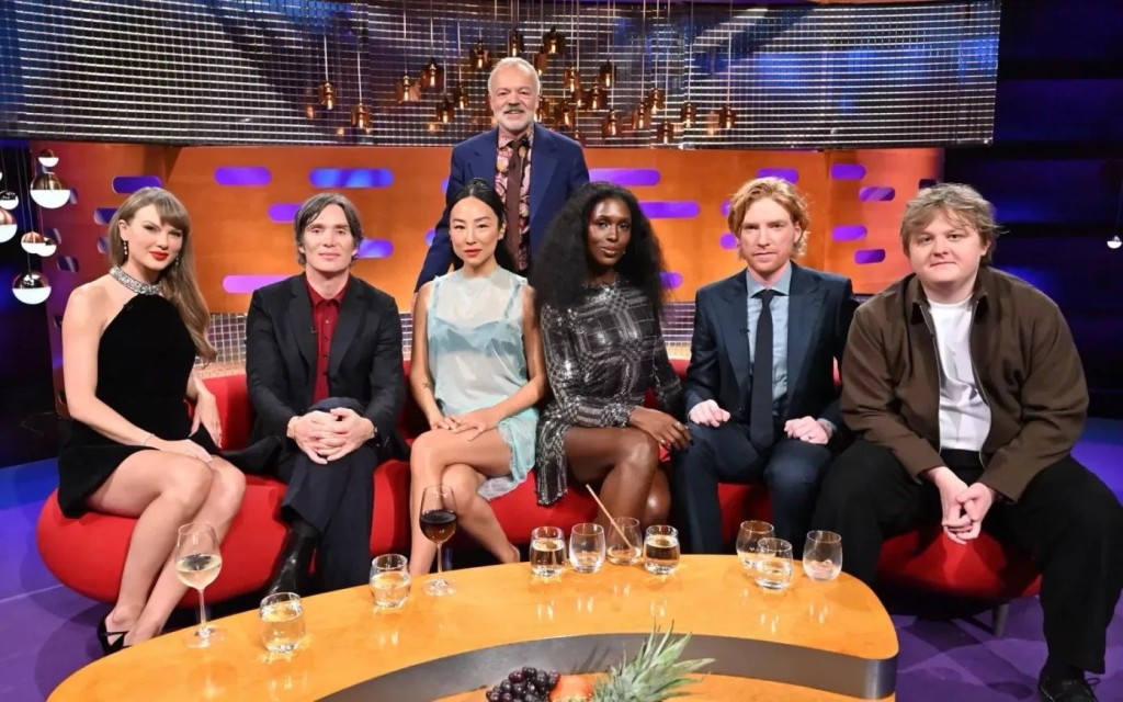 英國著名主持Graham Norton（後排）已被拍到飛抵紐約，相信是為出席婚禮而來。