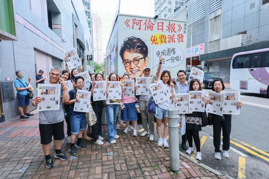 有歌迷向校長表達謝意，感謝贈送《阿倫日報》。