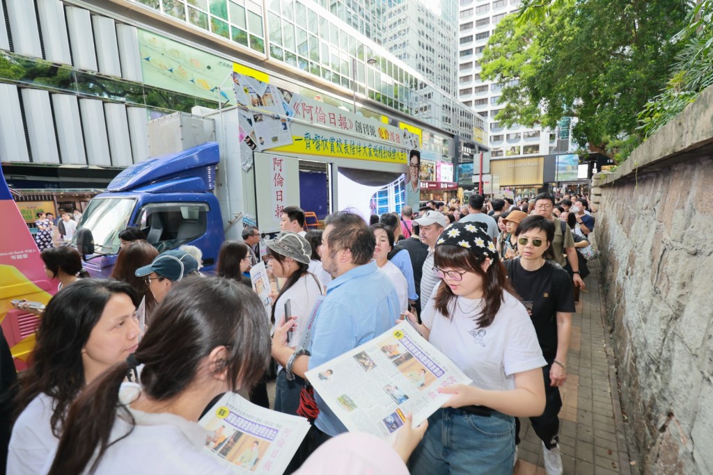 有忠實歌迷提早於早上七點到場排隊等候。