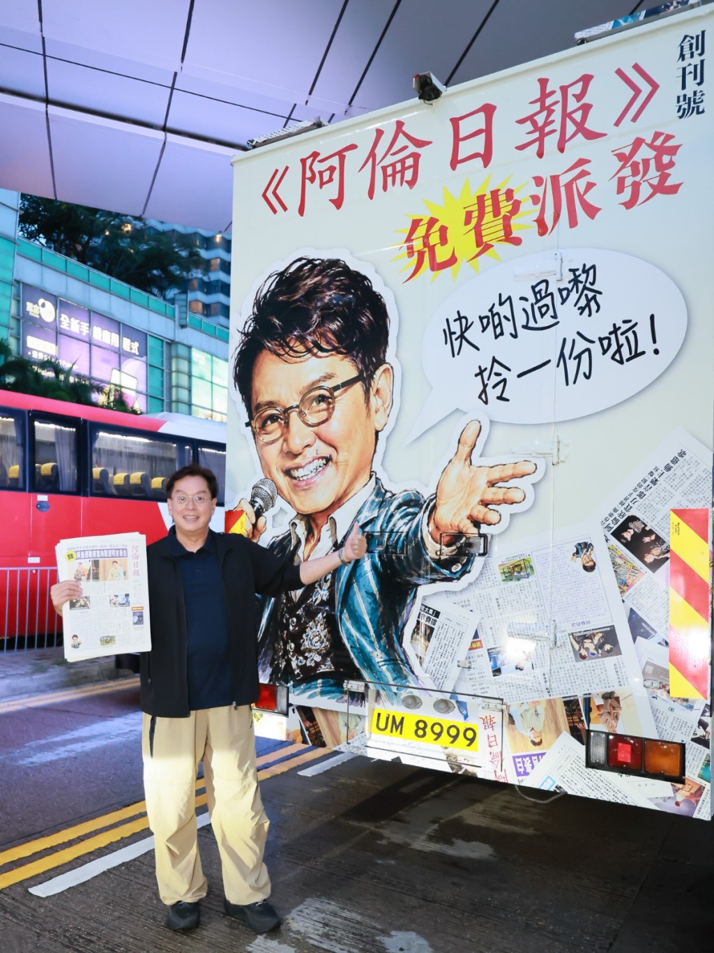 校長本人亦在專車前打卡留念。