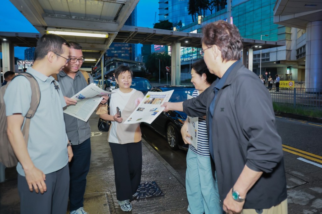 校長巧遇等候的歌迷，並親自向他們派發《阿倫日報》。