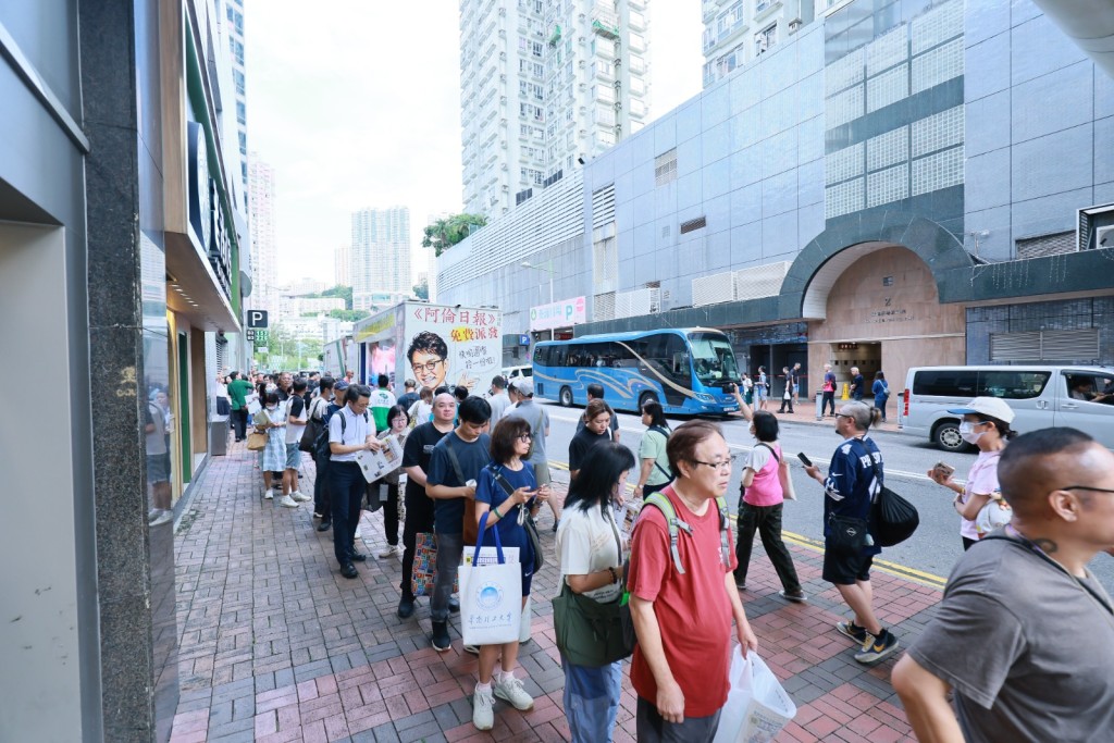 派發地點外出現排隊人龍。