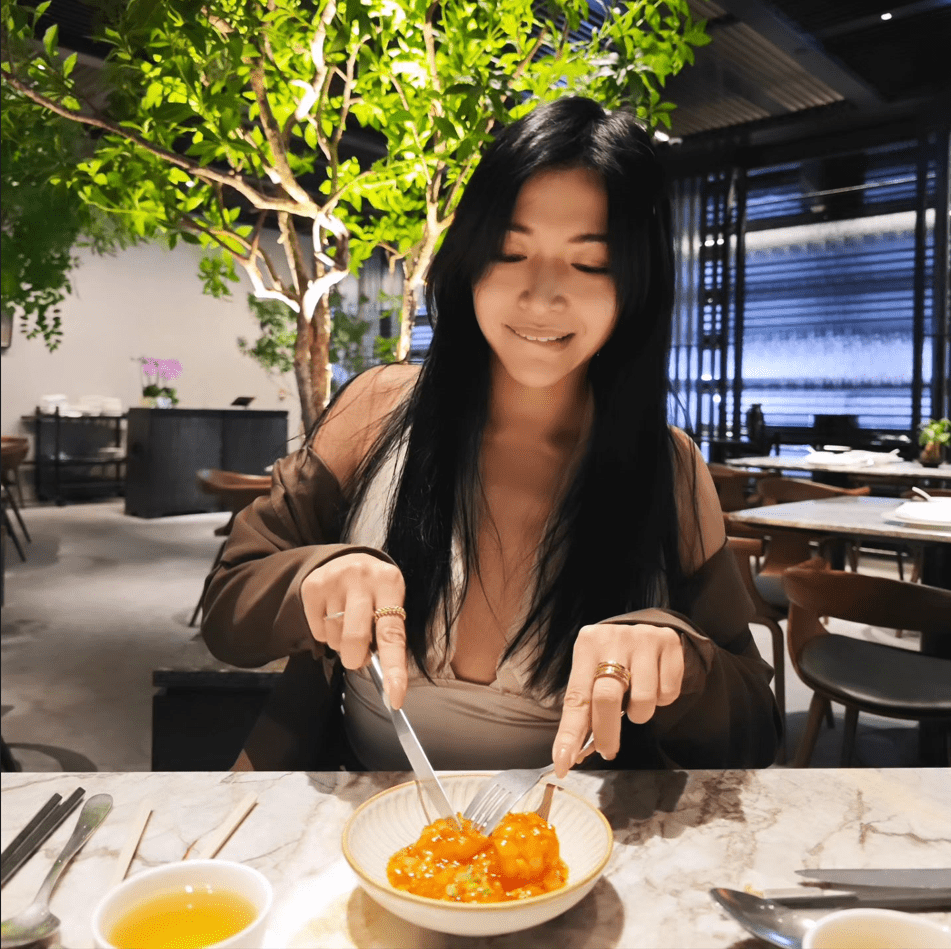 陳思圻咬唇的照片顯得相當誘惑。