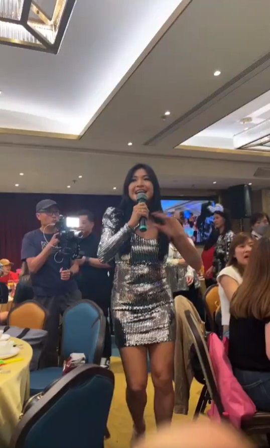 陳思圻曾為某公司的周年慶典擔任嘉賓並獻唱。