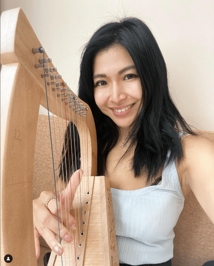 陳思圻自6歲起便開始學習豎琴和鋼琴。
