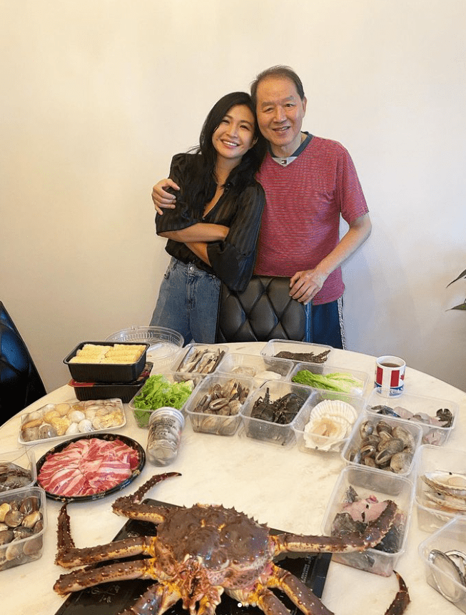 陳思圻在加拿大出生,並於英屬哥倫比亞大學哲學系畢業,同時修讀政治系。
