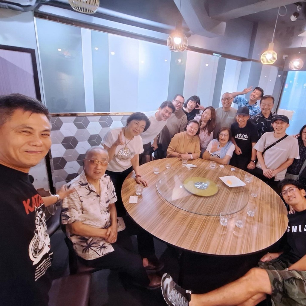 袁文傑早前與前輩聚會的相片中,可見梁珊亦在場。