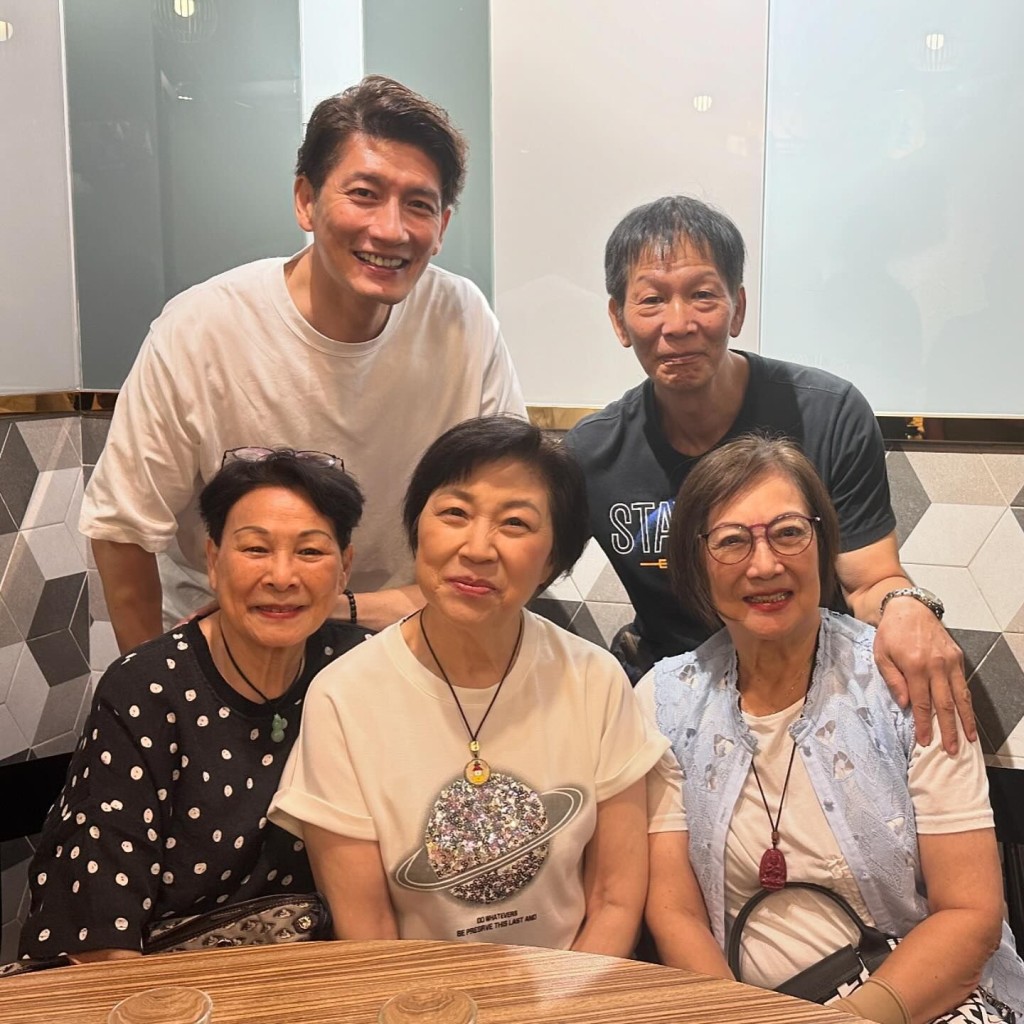 同場聚會也可見到梁珊(下排、右)。
