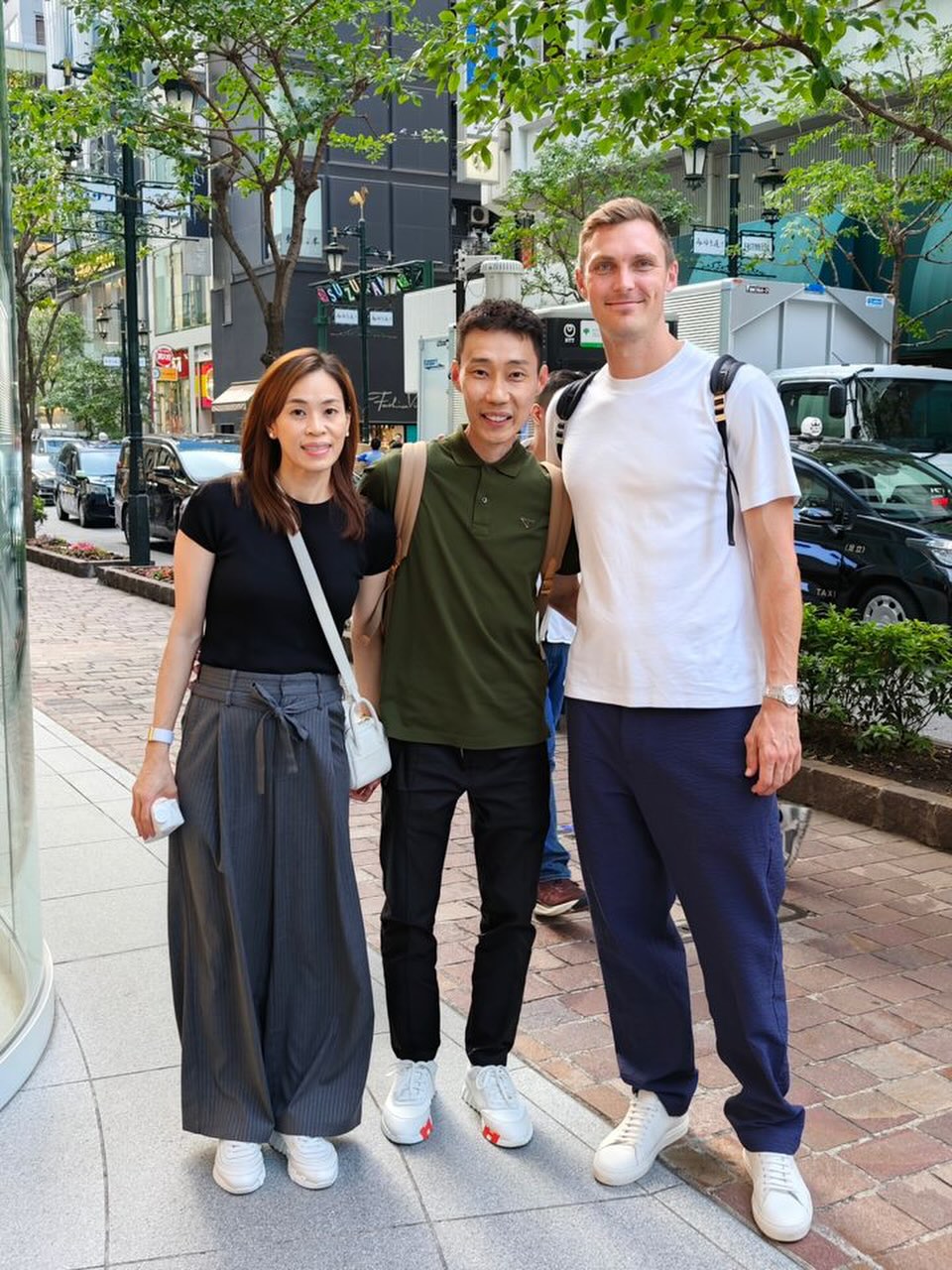 照片中的他臉頰凹陷,身形明顯消瘦。