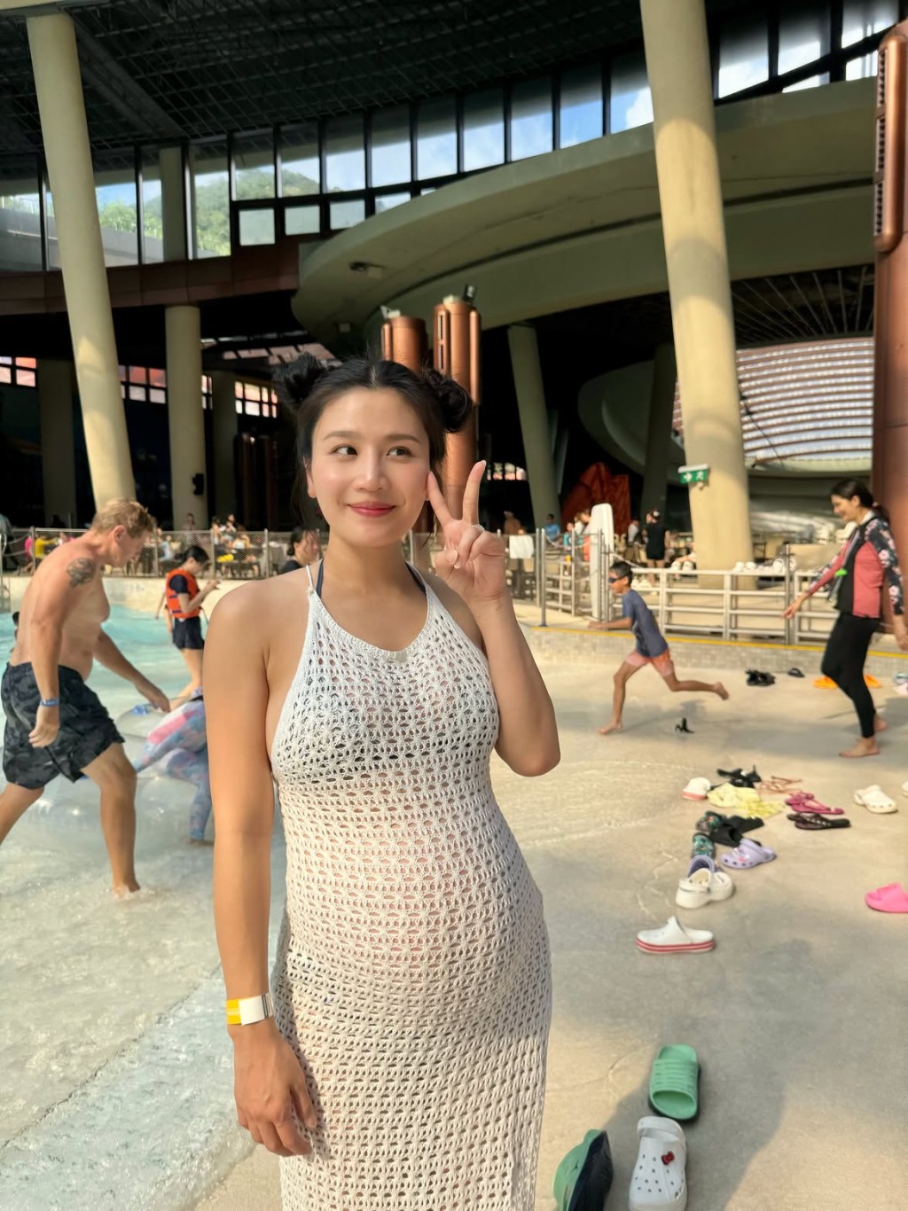 Coffee林芊妤分享上一次到水上樂園的造型，穿上白色鏤空罩衫配比堅尼。