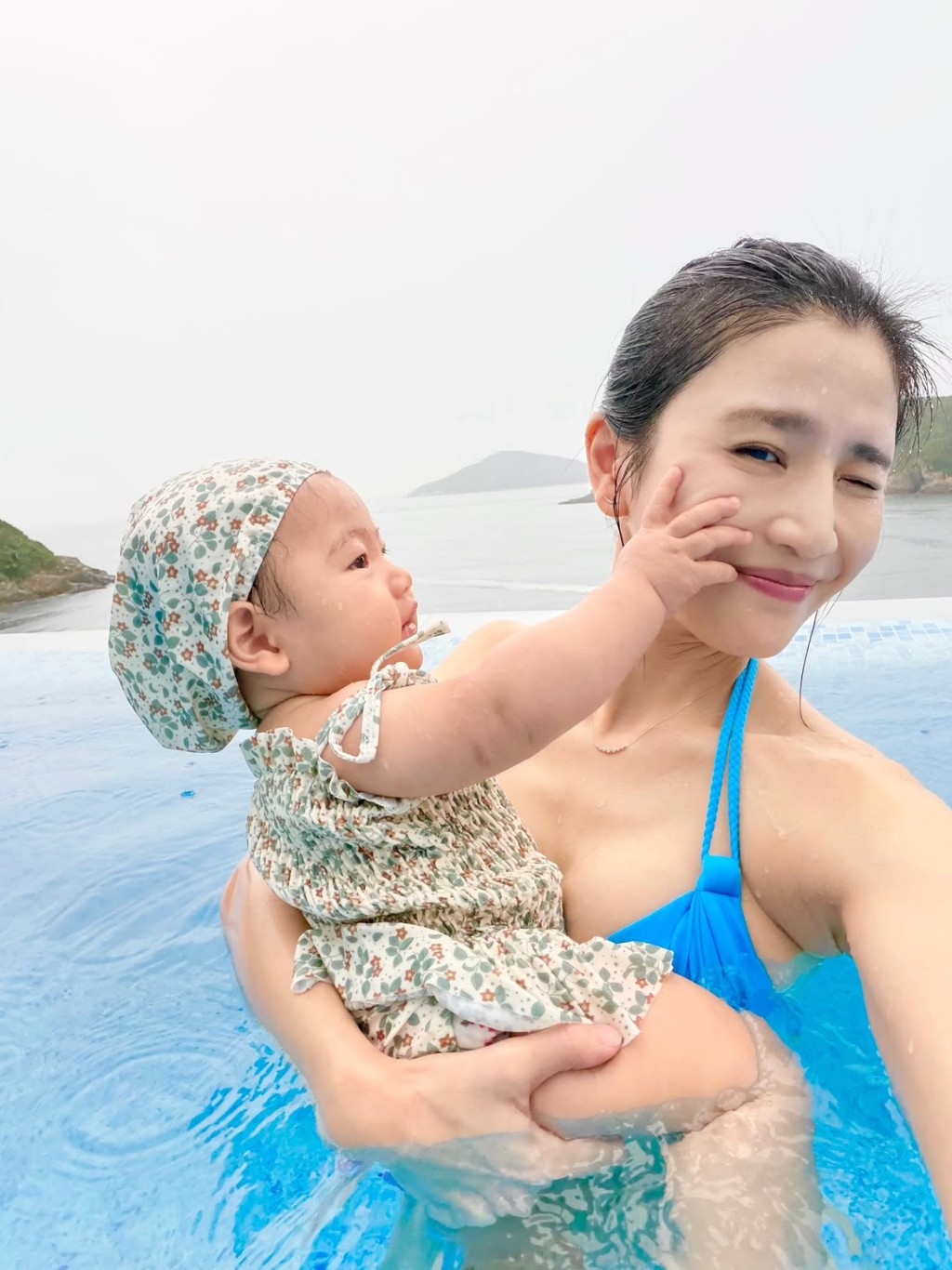 女兒輕撫林芊妤臉頰，Coffee瞇眼甜笑，畫面有愛。