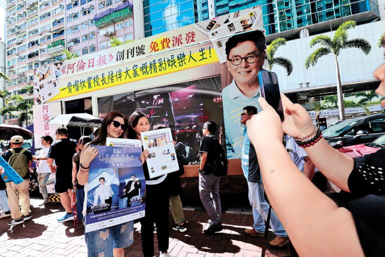 大批歌迷排長龍領取《阿倫日報》，並開心拍照留念。