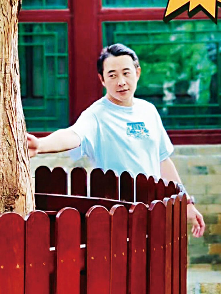 羅晉赴大孤山祈福，身著簡單白T恤和黑褲。網上圖片
